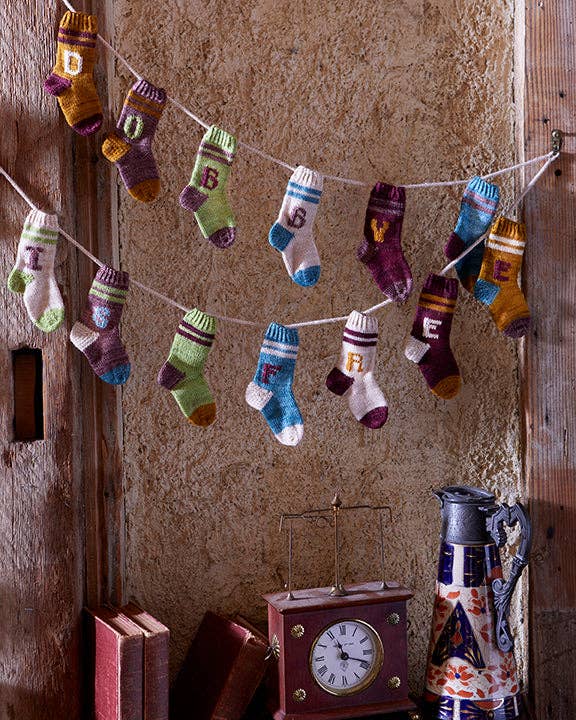 Harry Potter: Knitting Magic: More Patterns From Hogwarts and Beyond